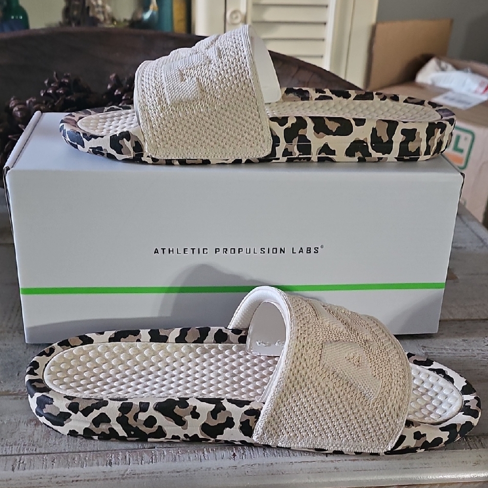 APL TechLoom Slides Men’s Size 11 Leopard Print Sole Cream Strap